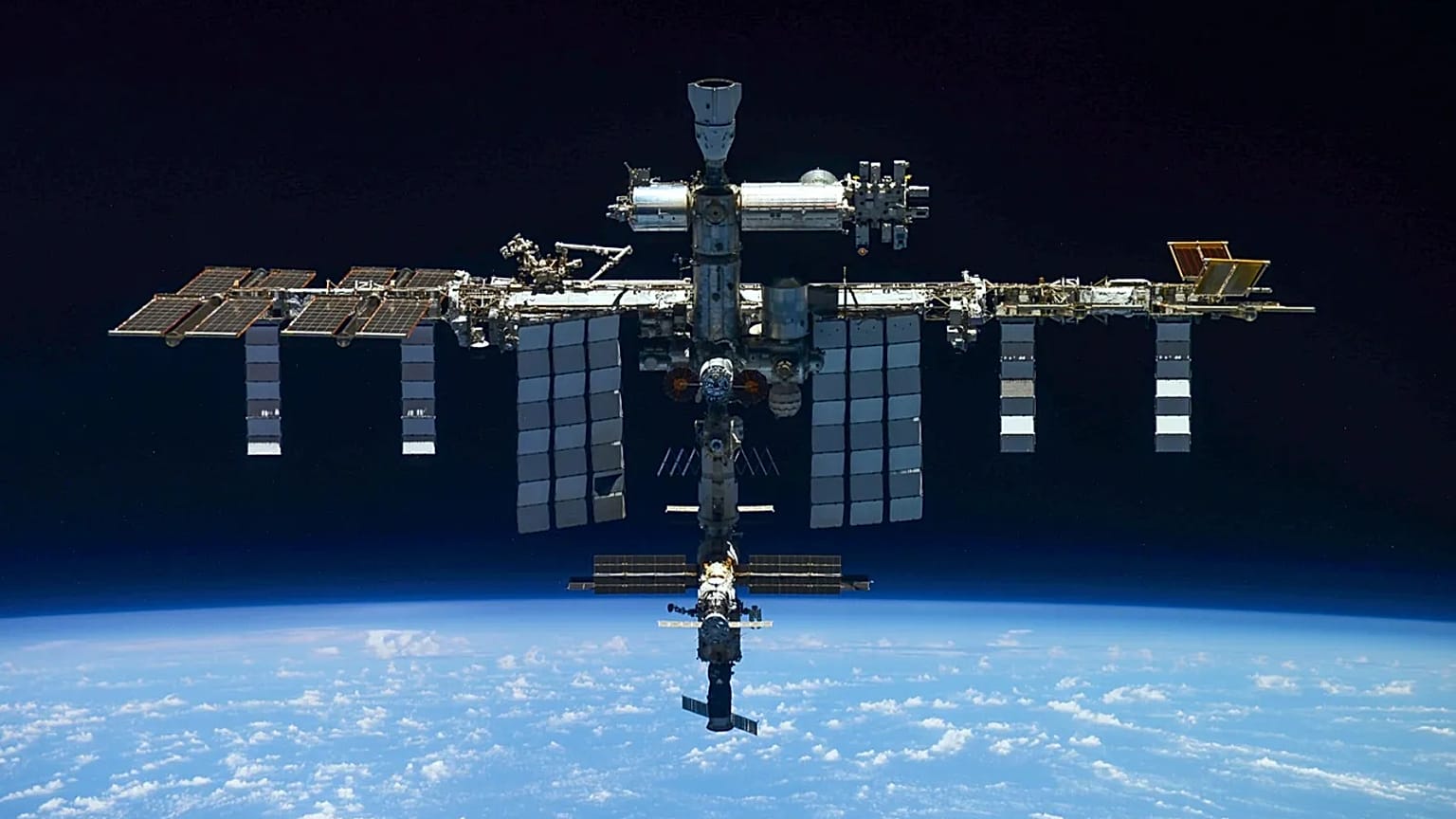 Roscosmos Uzay Ajansı Basın Servisi tarafından yayımlanan bu fotoğrafta, 30 Mart 2022'de çekilen Uluslararası Uzay İstasyonu görülüyor.