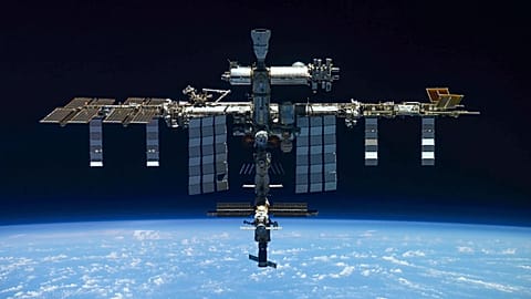 Roscosmos Uzay Ajansı Basın Servisi tarafından yayımlanan bu fotoğrafta, 30 Mart 2022'de çekilen Uluslararası Uzay İstasyonu görülüyor.