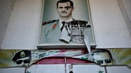 تظهر ملصقات ممزقة الرئيس السوري الراحل حافظ الأسد وابنه الرئيس السوري المخلوع بشار الأسد، تم وضعها عند مدخل مركز الاحتجاز الأمني سيئ السمعة المسمى فرع فلسطين، في دمشق، سوريا،