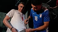 Il calciatore iraniani Mehdi Torabi autografa la maglietta di un tifoso dopo l'amichevole con il Mali giocata il 4 giugno in Turchia