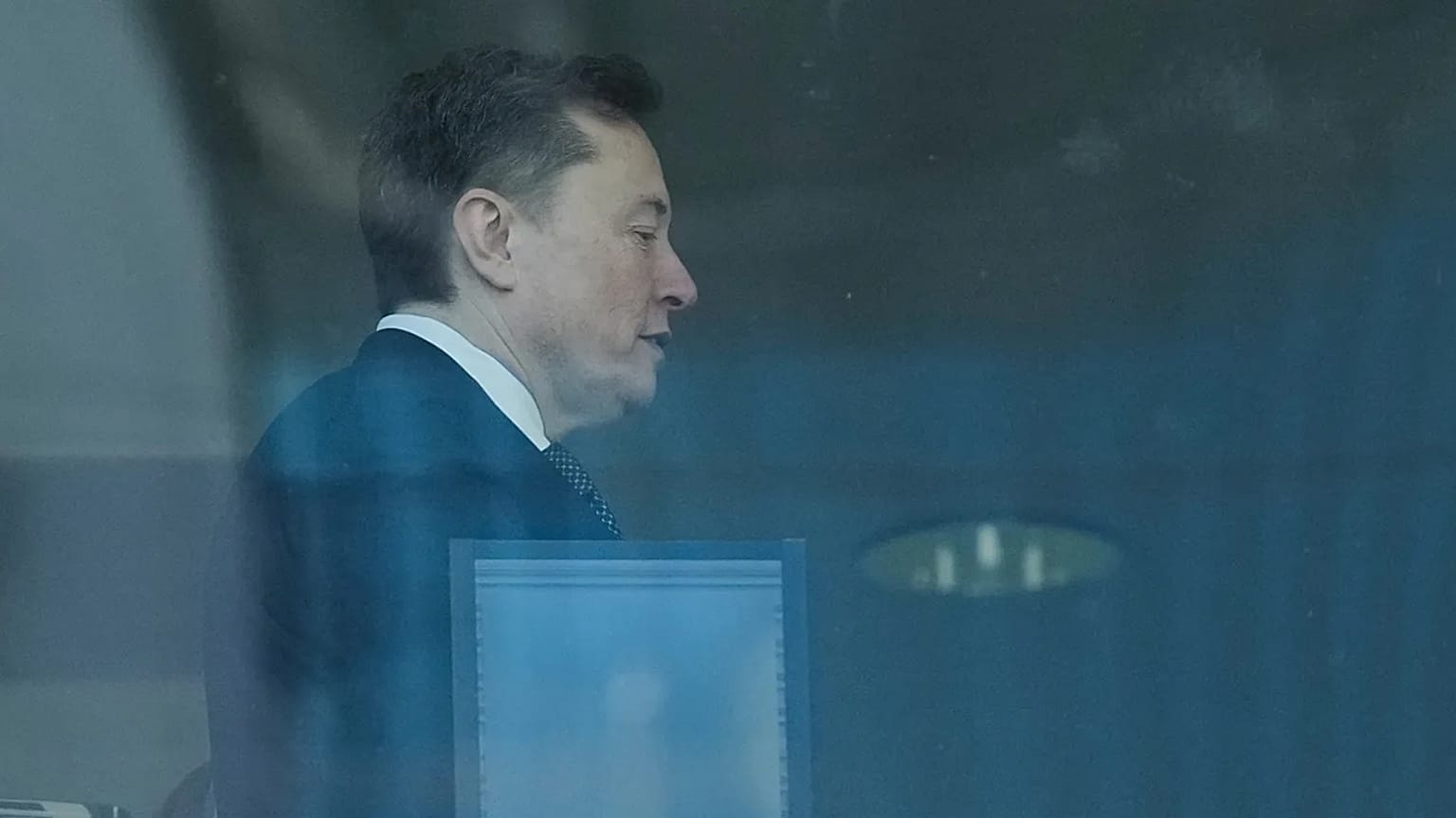 Elon Musk, 29 Nisan 2026 Çarşamba günü Kaliforniya, Oakland’daki ABD Bölge Mahkemesi’nde bir koridordan geçiyor.