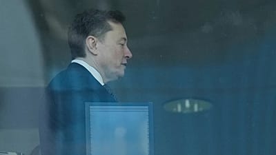 Elon Musk, 29 Nisan 2026 Çarşamba günü Kaliforniya, Oakland’daki ABD Bölge Mahkemesi’nde bir koridordan geçiyor.