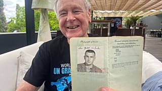 A 82 éves Jack Wheeler megmutatja az 1960-as években kiállított útlevelét.