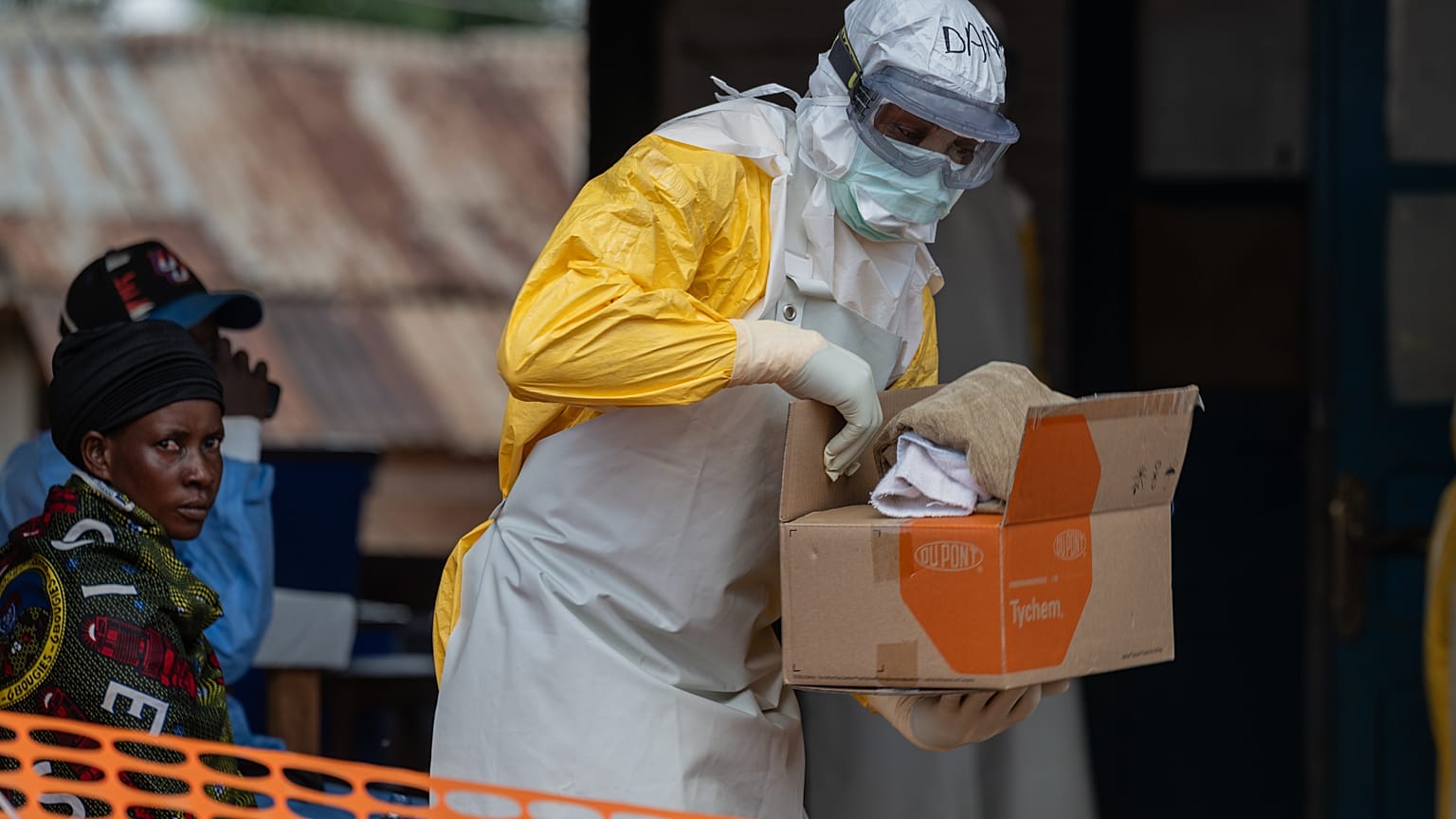Un operatore sanitario si prepara al servizio al centro di cura di Mongbwalu, a Mongbwalu, Congo. 6 giugno 2026