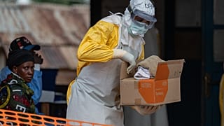Медработник готовится к дежурству в лечебном центре Монгбвалу в городе Монгбвалу, Конго. 6 июня 2026 года