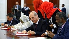 Numan Kurtulmuş, Kültür Bakanlığı yaptığı dönemde Hartum'da bir anlaşmayı imzalarken, 25 Eylül 2024