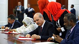 Numan Kurtulmuş, Kültür Bakanlığı yaptığı dönemde Hartum'da bir anlaşmayı imzalarken, 25 Eylül 2024