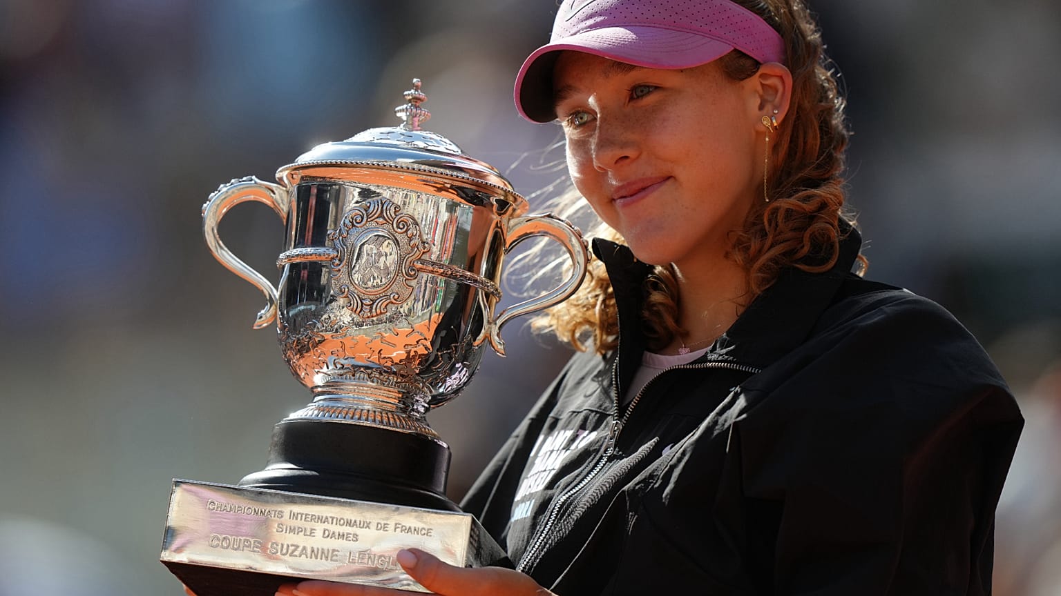 Rosjanka Mirra Andreeva z pucharem po zwycięstwie nad Polką Mają Chwalińską podczas turnieju French Open, w sobotę 6 czerwca 2026 roku.