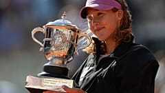 Rosjanka Mirra Andreeva z pucharem po zwycięstwie nad Polką Mają Chwalińską podczas turnieju French Open, w sobotę 6 czerwca 2026 roku.
