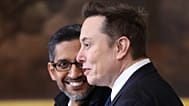 Szef Google Sundar Pichai (z lewej) i szef Tesli i SpaceX Elon Musk przybywają do rotundy Kapitolu w Waszyngtonie przed 60. inauguracją prezydencką,