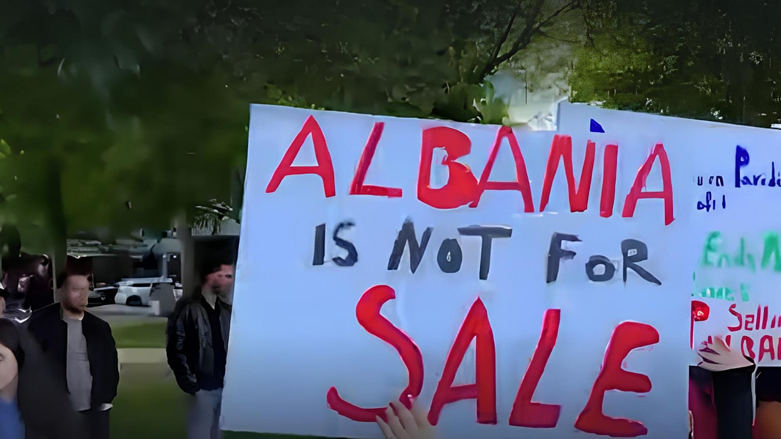Albaner in Berlin demonstrieren gegen Kushners Luxusprojekt auf Sazan und in Vjosa–Narta