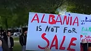 Albaner in Berlin demonstrieren gegen Kushners Luxusprojekt auf Sazan und in Vjosa–Narta