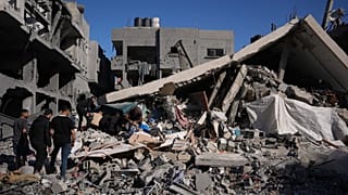 فلسطينيون يتفقدون أنقاض مبنى دمره قصف إسرائيلي في الزوايدة وسط قطاع غزة، الجمعة 5 يونيو/حزيران 2026.