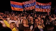 Anhänger der regierenden Partei Zivilvertrag von Premierminister Nikol Paschinjan versammeln sich auf dem Republikplatz in Jerewan am fünften Juni 2026.