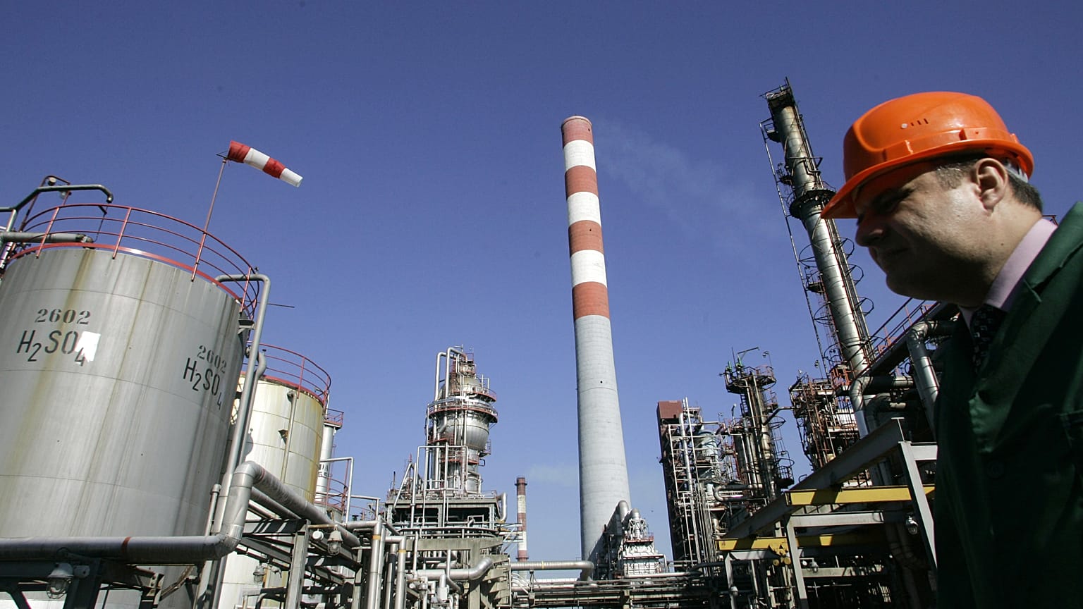 Munkás a NIS Jugopetrol olajfinomítójában, mielőtt Dmitrij Medvegyev orosz miniszterelnök-helyettes ellátogat Pancsovába, Belgrádtól mintegy 16 kilométerre északra 2008-ban