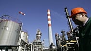 Munkás a NIS Jugopetrol olajfinomítójában, mielőtt Dmitrij Medvegyev orosz miniszterelnök-helyettes ellátogat Pancsovába, Belgrádtól mintegy 16 kilométerre északra 2008-ban