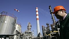 Munkás a NIS Jugopetrol olajfinomítójában, mielőtt Dmitrij Medvegyev orosz miniszterelnök-helyettes ellátogat Pancsovába, Belgrádtól mintegy 16 kilométerre északra 2008-ban
