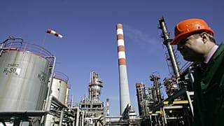 Munkás a NIS Jugopetrol olajfinomítójában, mielőtt Dmitrij Medvegyev orosz miniszterelnök-helyettes ellátogat Pancsovába, Belgrádtól mintegy 16 kilométerre északra 2008-ban