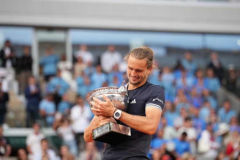 Alexander Zverev avec le trophée du tournoi de Roland-Garros
