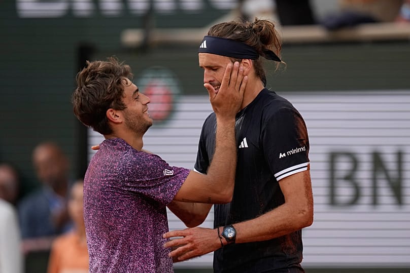 L'Italien Flavio Cobolli, salue le vainqueur, Alexander Zverev, après leur finale au tournoi de tennis de Roland-Garros 