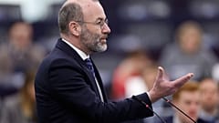 Zdj. archiwalne: Manfred Weber przemawia w Parlamencie Europejskim w środę, 17 stycznia 2024 r.