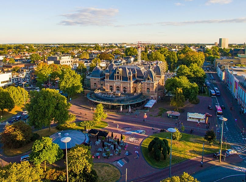 Arnhem, Almanya sınırına yakın, Hollanda'nın doğusunda yer alıyor