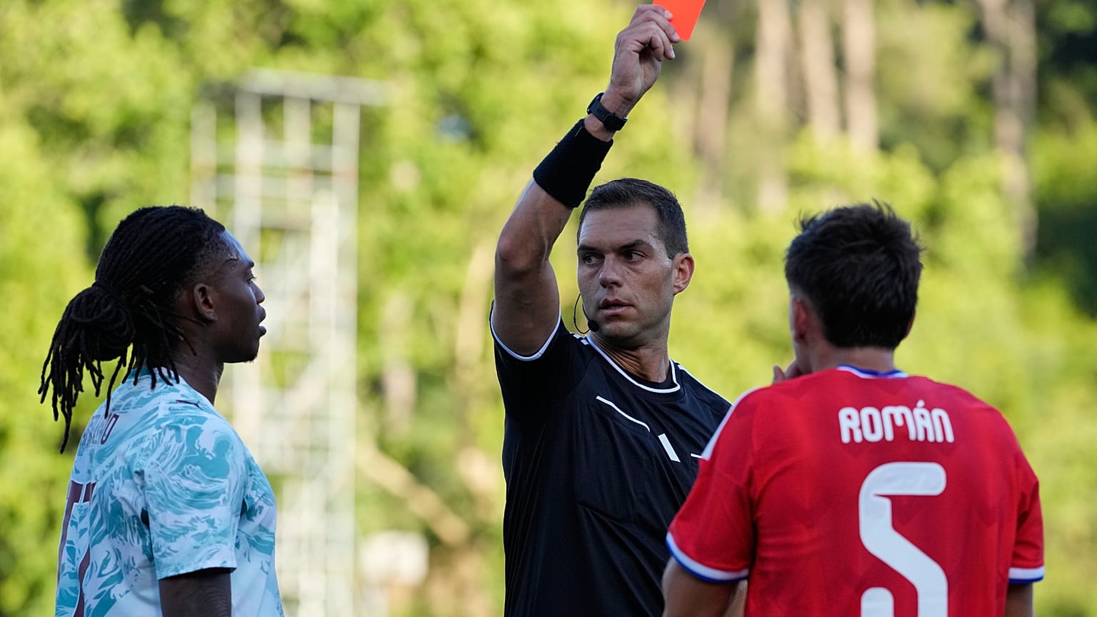 O árbitro Luca Zufferli mostra cartões vermelhos a Rafael Leão, de Portugal, à esquerda, e a Iván Román, do Chile, durante um jogo de futebol de amigável internacional