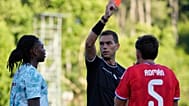 O árbitro Luca Zufferli mostra cartões vermelhos a Rafael Leão, de Portugal, à esquerda, e a Iván Román, do Chile, durante um jogo de futebol de amigável internacional