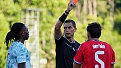 O árbitro Luca Zufferli mostra cartões vermelhos a Rafael Leão, de Portugal, à esquerda, e a Iván Román, do Chile, durante um jogo de futebol de amigável internacional