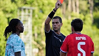 O árbitro Luca Zufferli mostra cartões vermelhos a Rafael Leão, de Portugal, à esquerda, e a Iván Román, do Chile, durante um jogo de futebol de amigável internacional
