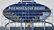 Munkások dolgoznak a vb egyik helyszíne, az Arrowhead Stadion Kansas City Stadionná alakításán  Kansas Cityben 2026. június 8-án 