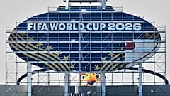 Munkások dolgoznak a vb egyik helyszíne, az Arrowhead Stadion Kansas City Stadionná alakításán  Kansas Cityben 2026. június 8-án 