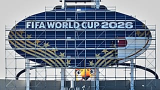 Munkások dolgoznak a vb egyik helyszíne, az Arrowhead Stadion Kansas City Stadionná alakításán  Kansas Cityben 2026. június 8-án 