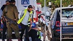 Israelische Sicherheitskräfte und Freiwillige des Rettungsdienstes ZAKA sind nach einem Schussangriff nahe Tzur Yitzhak in Zentralisrael im Einsatz.