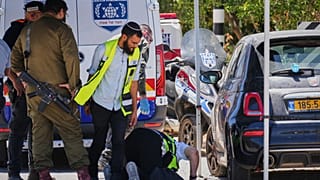 Las fuerzas de seguridad israelíes y voluntarios del servicio de rescate ZAKA actúan en el lugar de un tiroteo cerca de Tzur Yitzhak, en Israel, el domingo 7 de junio de 2026