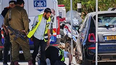 Израильские силы безопасности и добровольцы спасательной службы ZAKA работают на месте стрельбы у Цур-Ицхака в центральном Израиле, воскресенье, 7 июня 2026 года