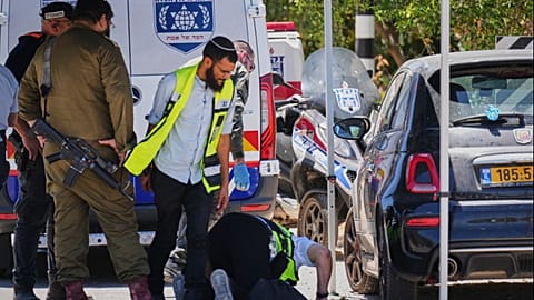 Izraeli biztonsági erők és a ZAKA mentőszolgálat önkéntesei dolgoznak egy lövöldözés helyszínén Tzur Jichák közelében, Közép-Izraelben, 2026. június 7-én.