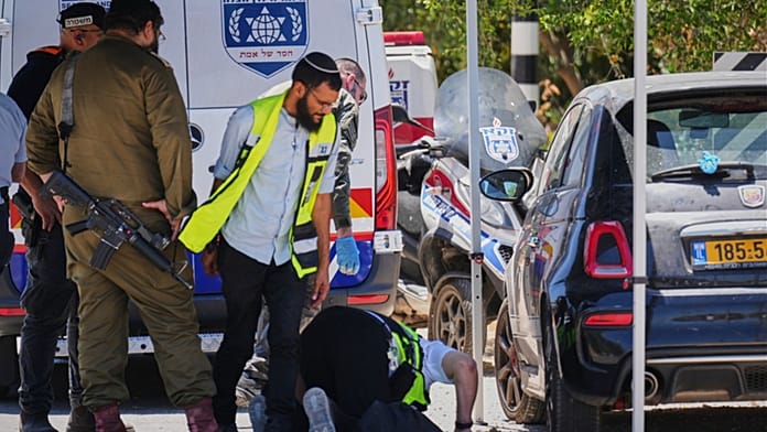 Un hombre abre fuego en el centro de Israel desde su coche y