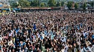 طرفداران گروه «کمیته مشترک اقدام مردمی در جامو و کشمیر» در مظفرآباد در ماه اکتبر، در حال شعار دادن در مراسم تشییع جنازه سه قربانی که در درگیری‌های بین پلیس و معترضان کشته شدند
