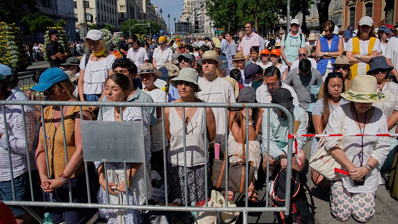 As pessoas assistem a uma missa presidida pelo Papa Leão XIV, por ocasião da festa católica de Corpus Christi, na Plaza de Cibeles, em Madrid,