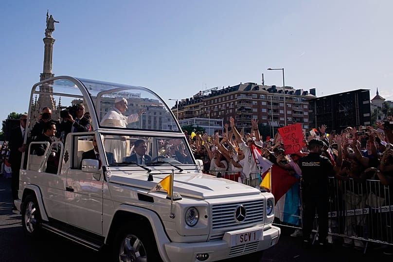 O Papa Leão XIV chega no papamóvel à Praça de Cibeles para presidir uma missa por ocasião da festa católica de Corpus Christi na Praça de Cibeles, em Madrid