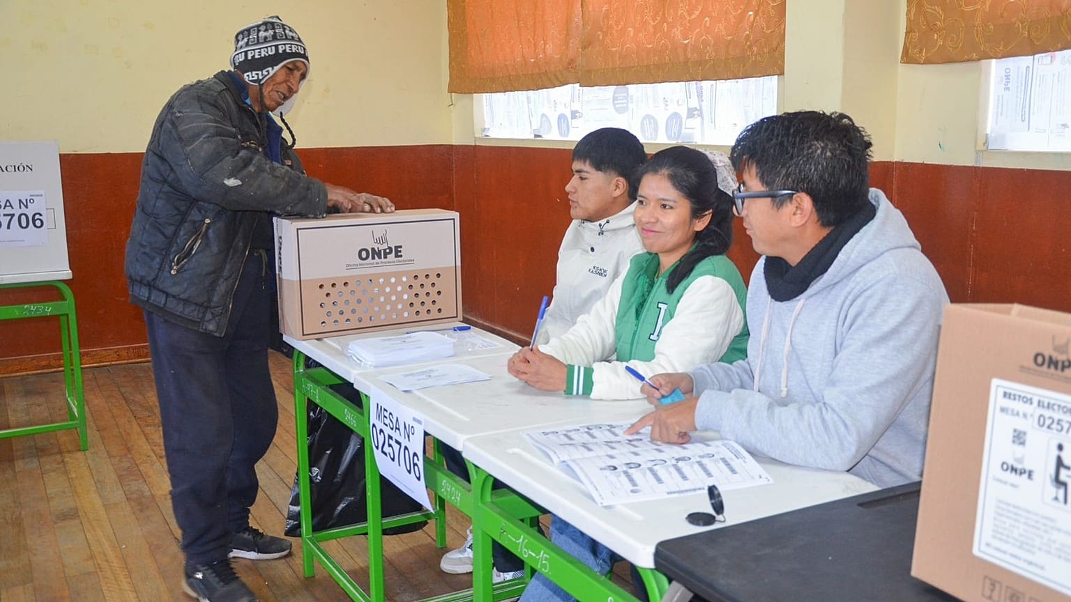 Electores participan en la segunda elección presidencial en la Institución Educativa San José, ubicada en el distrito de Jauja, región Junín. 7 de junio de 2026.