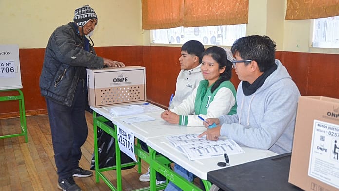 Perú elige a su noveno presidente en diez años entre la corr