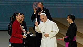 El Papa León XIV junto a la campeona olímpica de Río 2016, Carolina Marín, y a la atleta paralímpica Teresa Perales, en el Movistar Arena de Madrid, el 7 de junio de 2026.
