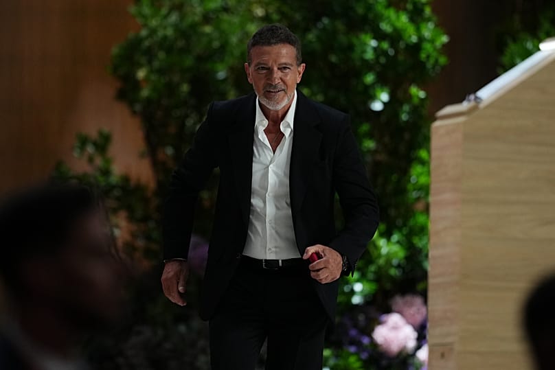 El actor español Antonio Banderas sube al escenario tras saludar al Papa León XIV en el Movistar Arena de Madrid, el 7 de junio de 2026. 