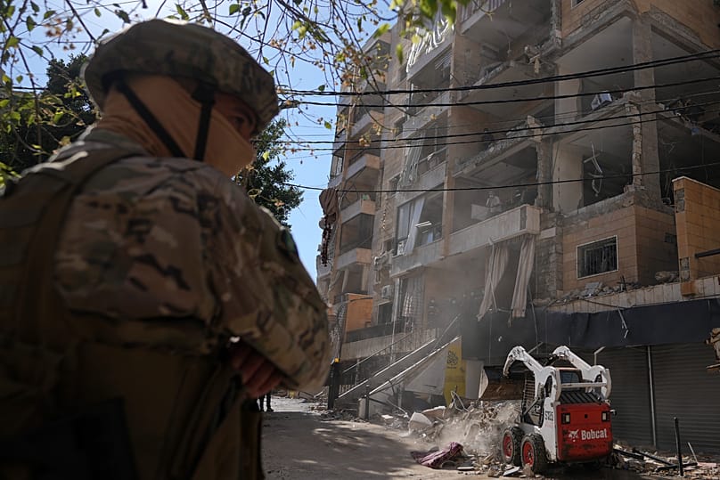 Un soldado permanece en el lugar donde un ataque aéreo israelí alcanzó un edificio en Dahiyeh, un barrio del sur de Beirut (Líbano), el domingo 7 de junio de 2026. 