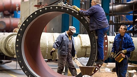Mitarbeiter der MAN Turbo AG arbeiten am Mittwoch, 14. Oktober 2009, an Dampfturbinen im MAN Werk in Oberhausen. 