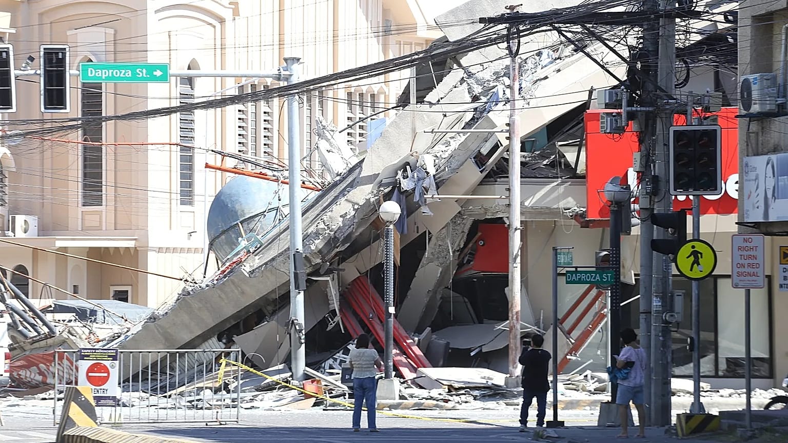 A building is damaged after an earthquake in General Santos, 8 June, 2026