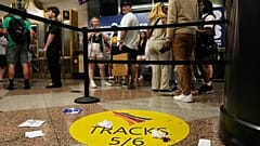 Menschen stehen an einem abgesperrten Bereich nach einer Messerattacke in der New Yorker Penn Station am siebten Juni 2026.