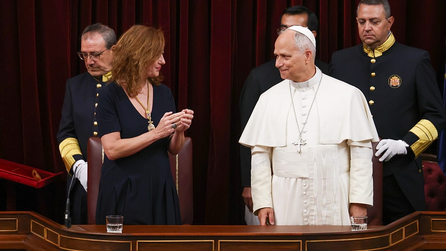 Papst Leo XIV steht im spanischen Abgeordnetenhaus in Madrid neben Francina Armengol, Präsidentin des Abgeordnetenhauses, am achten Juni 2026.
